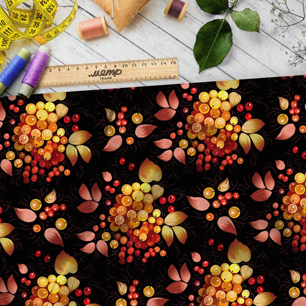 Ткань атлас белая смородина под ярким светом на чёрном фоне