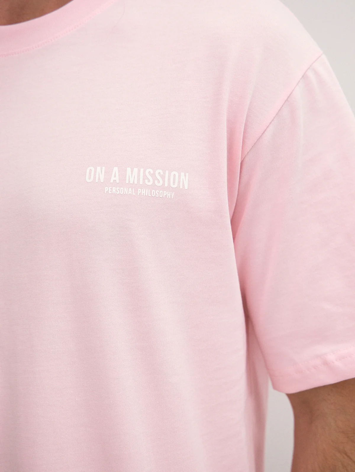 Футболка ON A MISSION.
