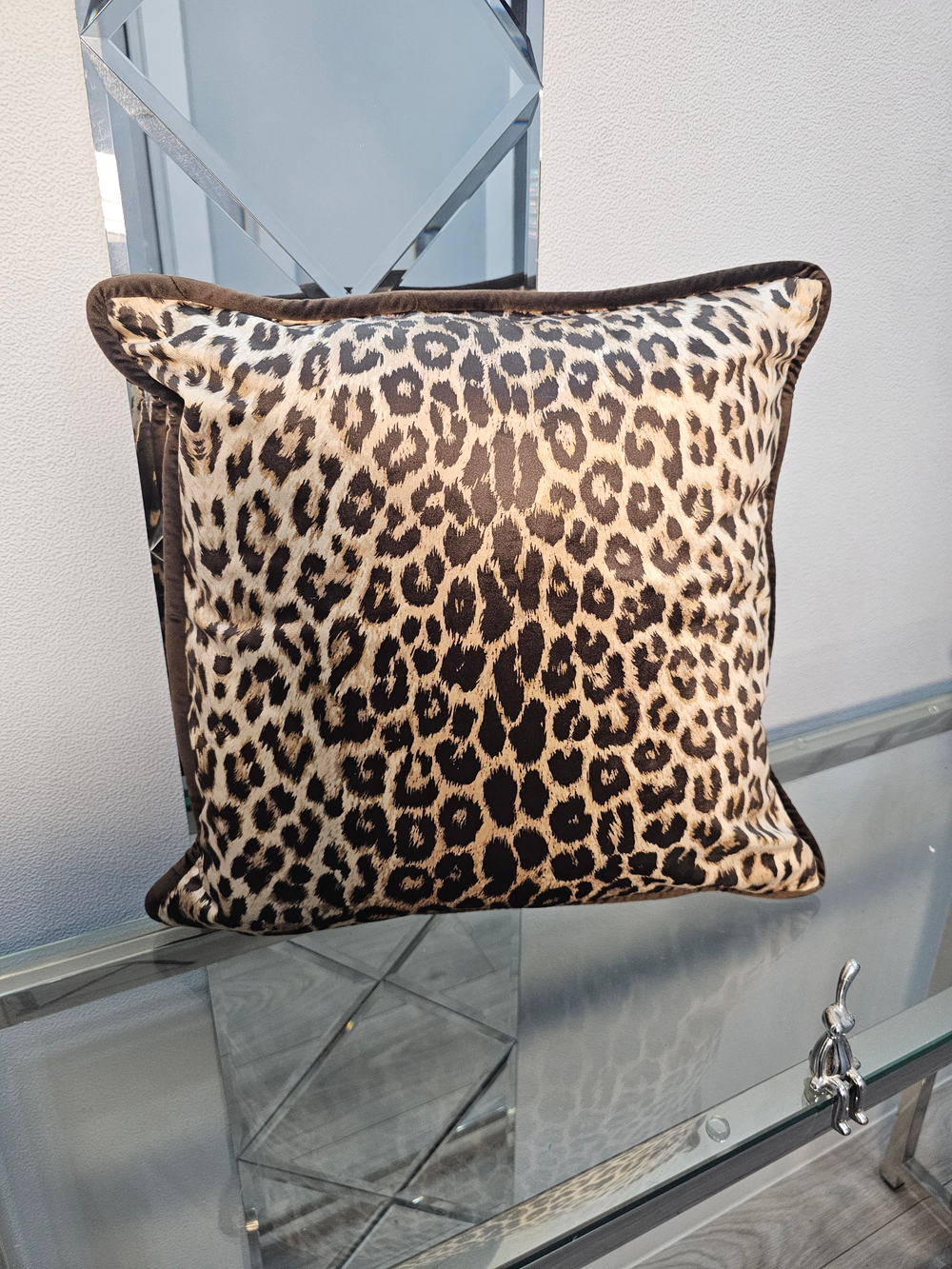 Подушка бархатная с принтом шкуры леопарда (коричневая)