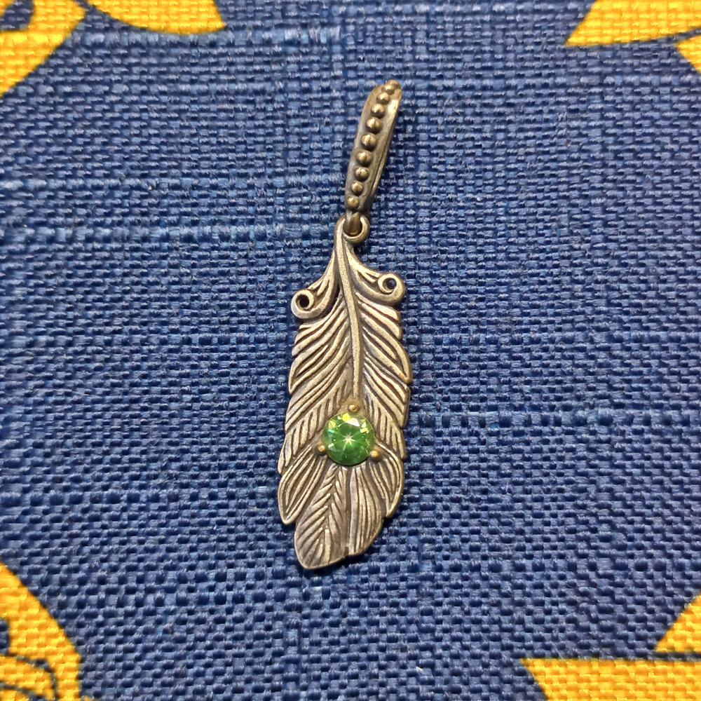 Подвеска. Перо Жар-Птицы с камнем