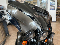 Ultra Limited, Harley-Davidson (FLHTK), 2020 "River Rock Gray / Vivid Black, Black Finish"