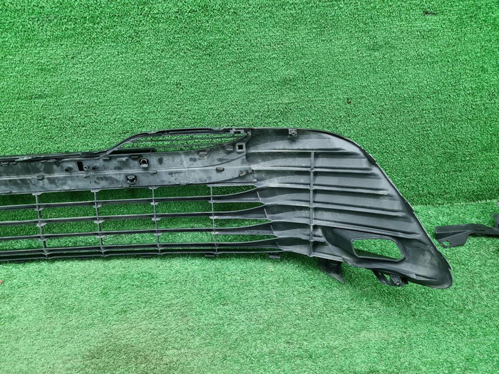Решетка переднего бампера Toyota Camry xv70 17-21