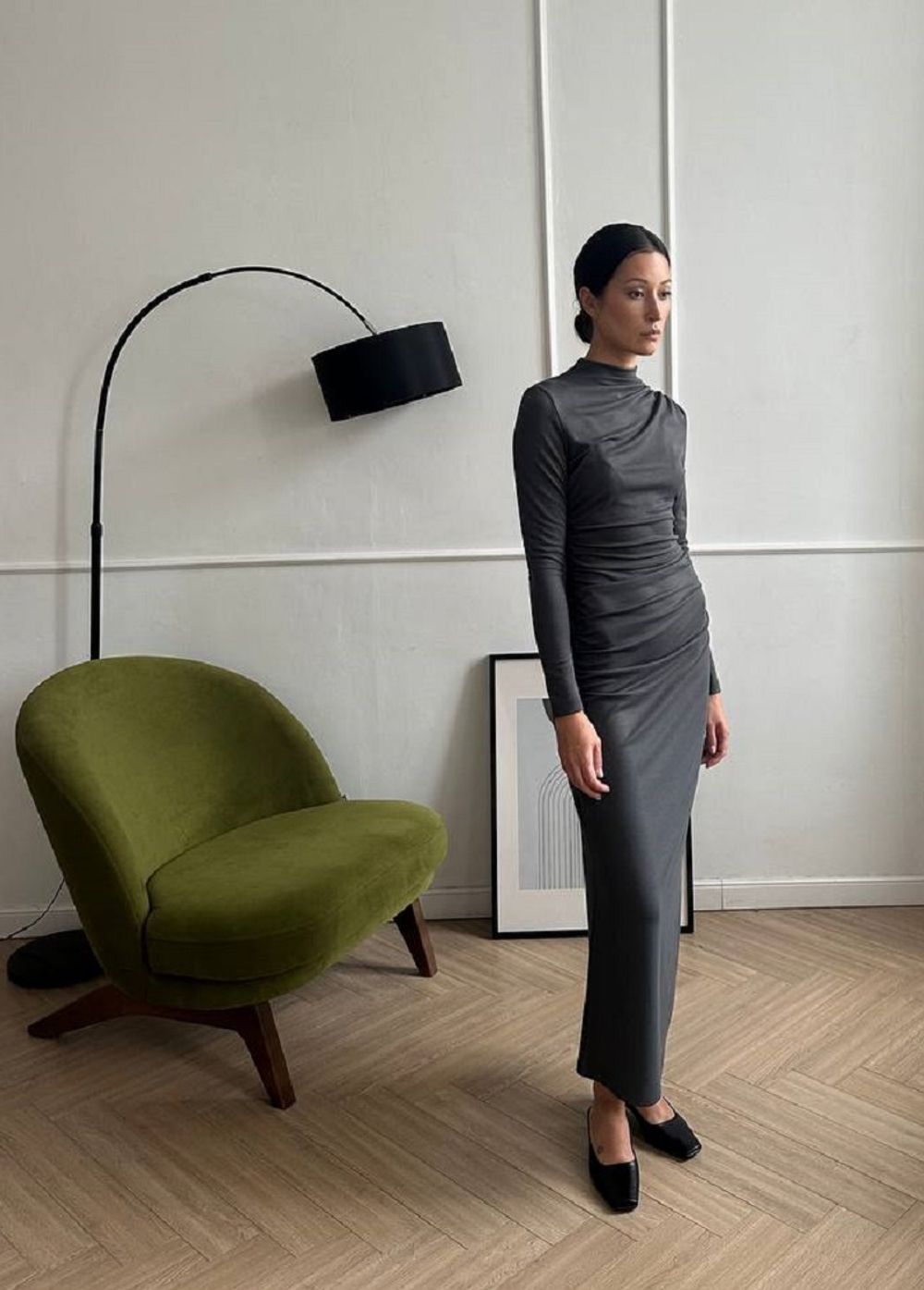 Платье серое с драпировкой