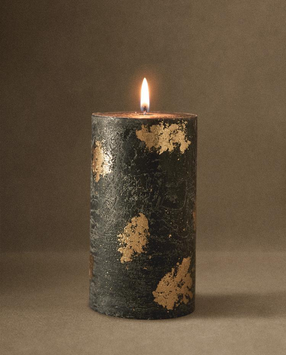 ZARA HOME БОЛЬШАЯ АРОМАТИЧЕСКАЯ СВЕЧА WINTER CYPRESS ЦИЛИНДРИЧЕСКОЙ ФОРМЫ