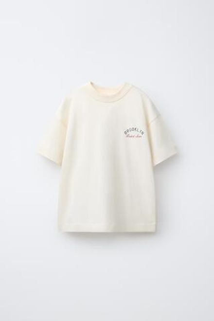 ZARA ФУТБОЛКА С ПРИНТОМ BROOKLYN, ЭКРЮ