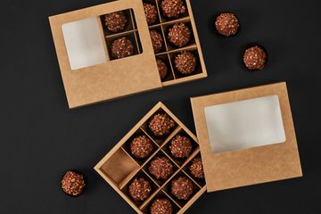 Упаковка с окном для 9 шоколадных конфет