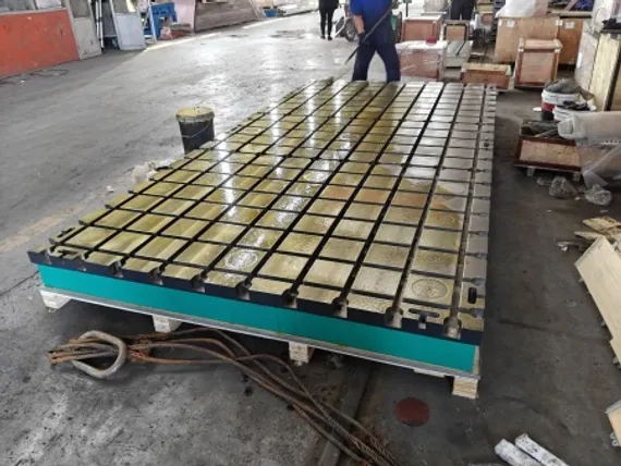 Чугунная плита с сеткой Т-образных пазов