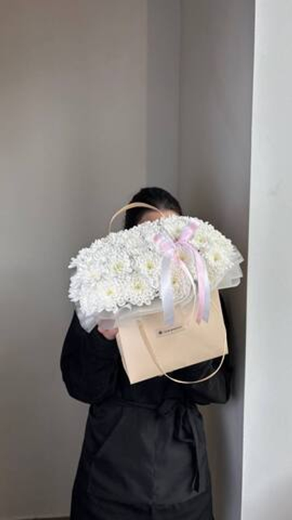 Композиция из нежных хризантем