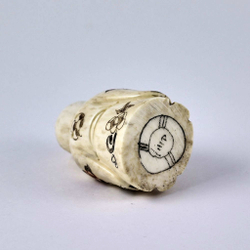 Нэцкэ ребенок Карако с корзиной рыбы