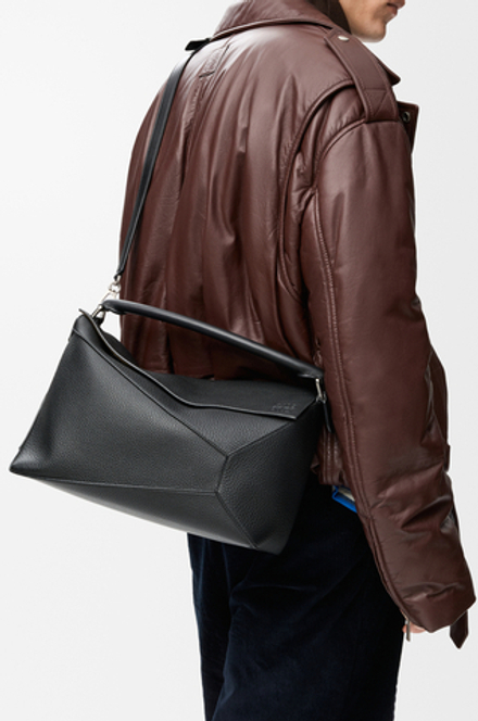 Loewe Большая сумка Puzzle Edge из зернистой телячьей кожи, черный