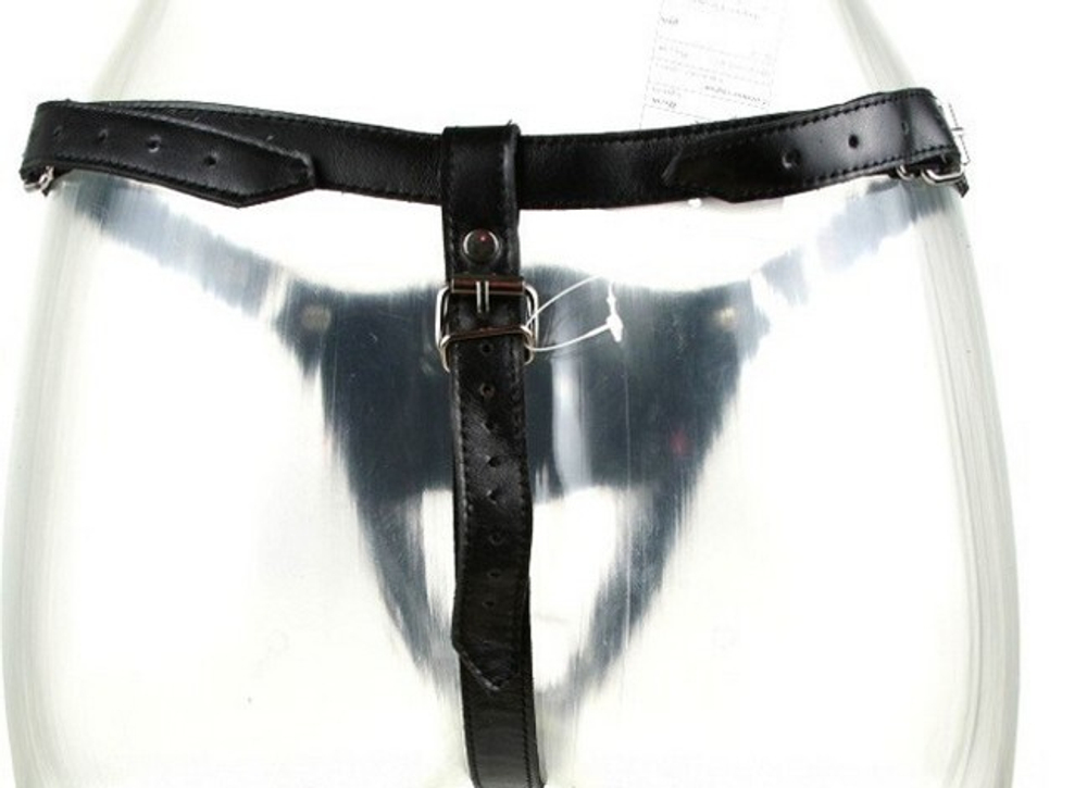 Страпон женский на кожаных трусиках (Цвет: черный, телесный)