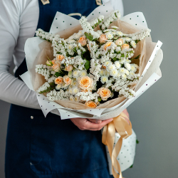 Полевой букет в светлых тонах