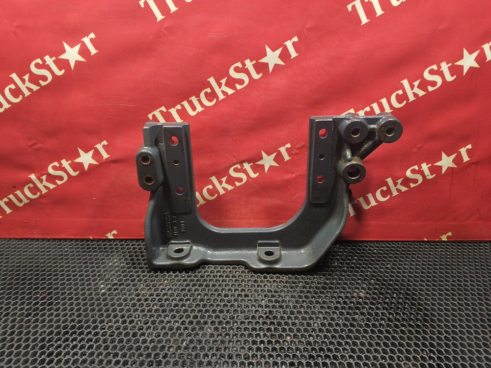 Кронштейн брызговика левого 2019г.