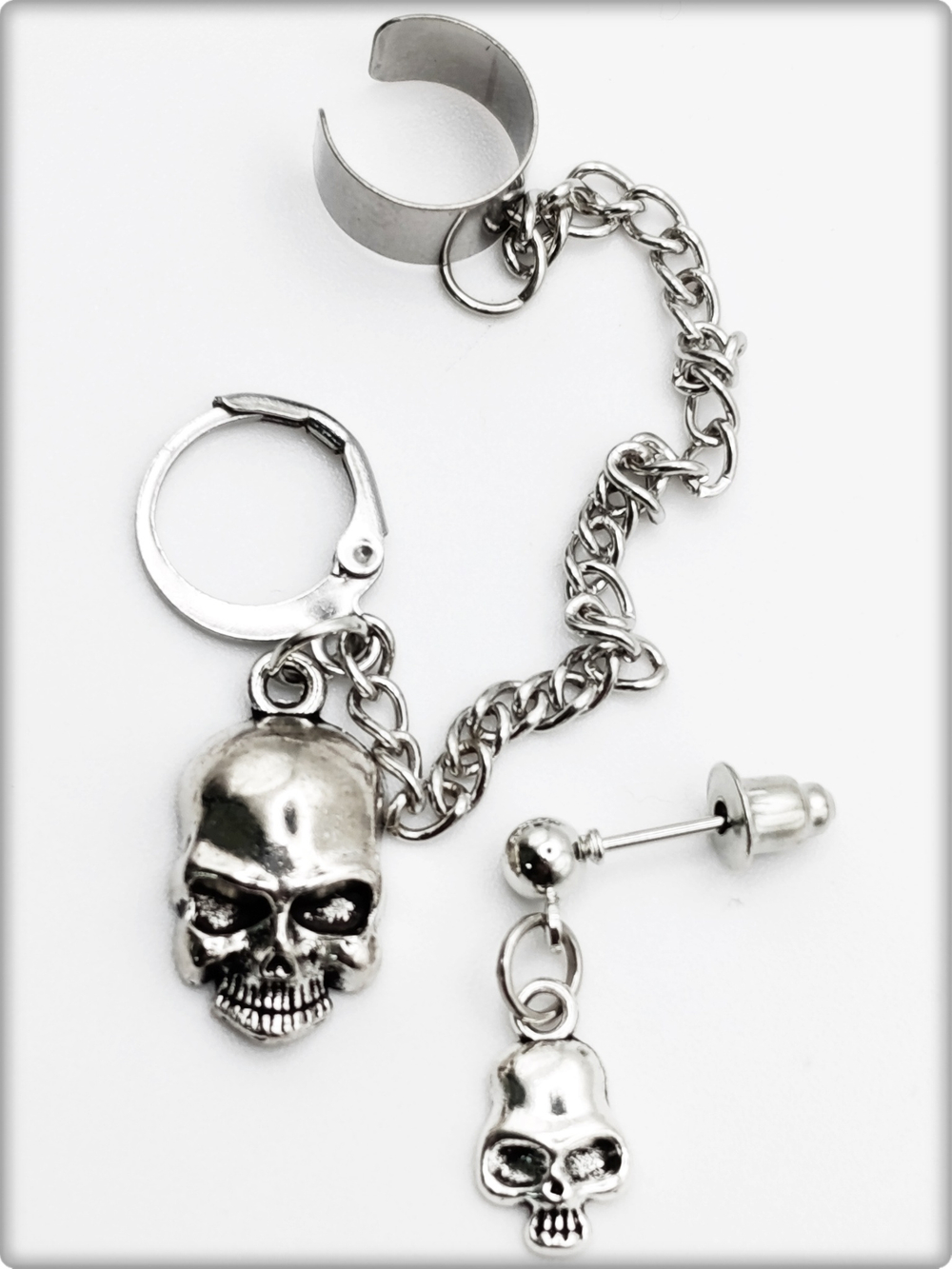 Набор сережек с клипсой "Черепа" серебристые.