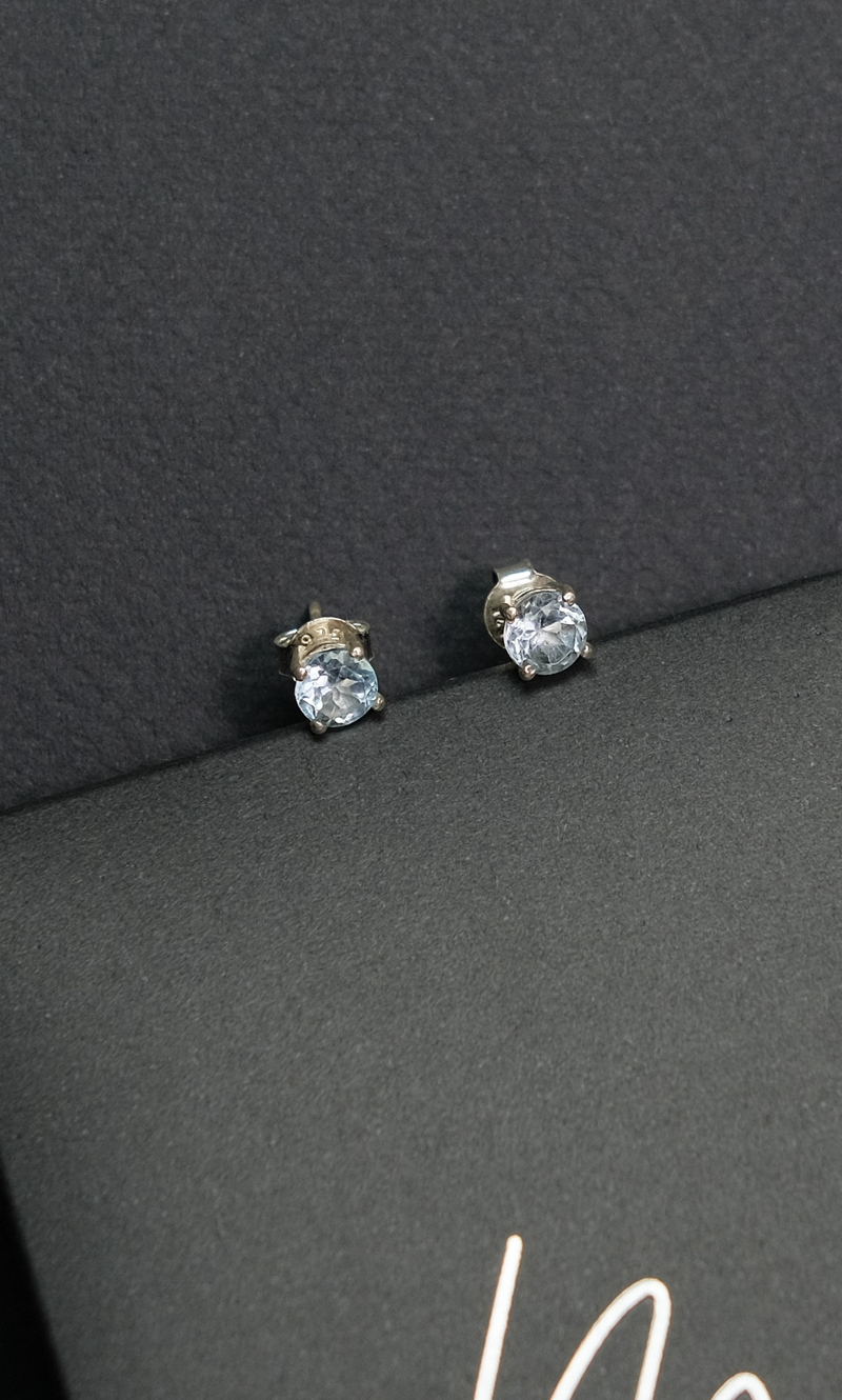 Серьги пуссеты "Memo about mindfulness" из голубого топаза с серебром 925