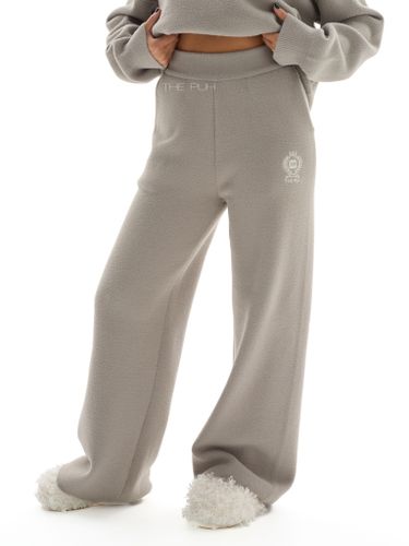 Серый костюм с вышивкой и воротом-поло