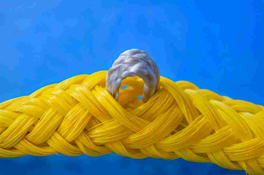 Амортизирующий банджи-трос для якорения надувных аквапарков и водных конструкций