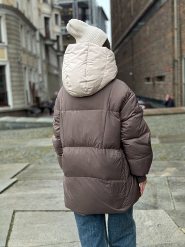 Удлиненный шоколадный пуховик с контрастным капюшоном