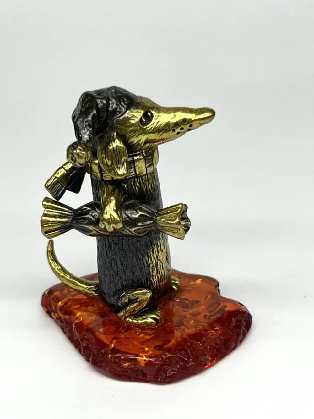 Бронзовая статуэтка на янтаре