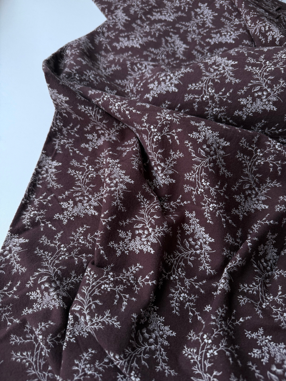 Фланель Грация на шоколадном фоне