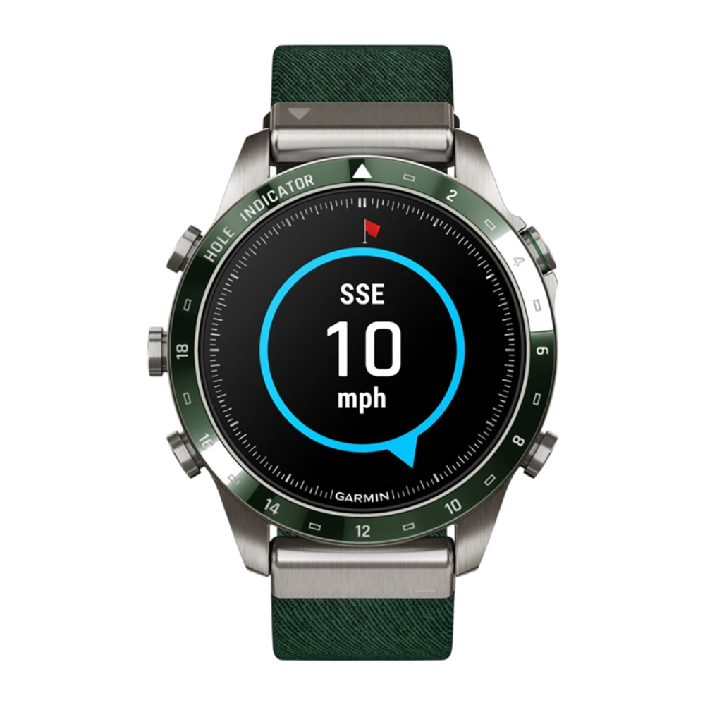 Спортивные часы Garmin MARQ Golfer (Gen 2), нейлоновый ремешок цвета «сосновый лес», силиконовый ремешок цвета «сосновый лес» Безель из титана и керамики, корпус из титана, AMOLED-дисплей с куполообразным сапфировым стеклом. Нейлоновый ремешок жаккардовог