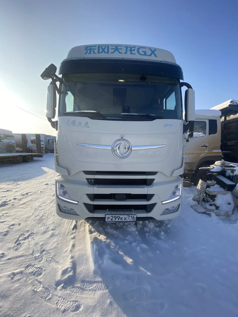 DongFeng DFH 4x2 Седельный тягач DFH4180C2 (Дизельный, 13,5 л, 528 л.с., АТ)