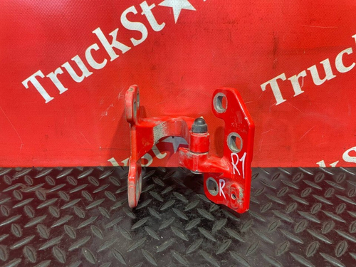 Петля двери правой 2018 год.