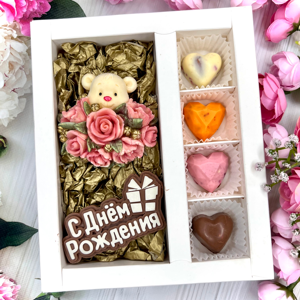 Шоколадный набор "С Днём рождения": Мишка с розами, шоколадка-надпись и 4 конфеты ручной работы