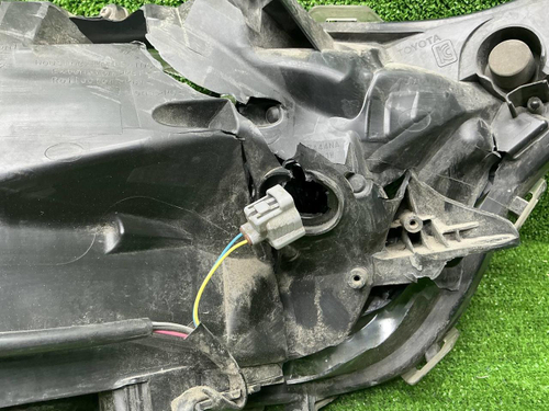 Битая Фара левая Toyota RAV4 5 XA50 (18-нв) LED