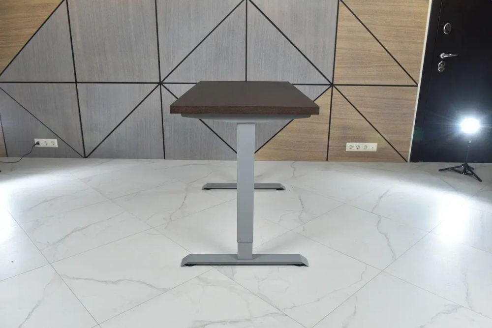 Регулируемый компьютерный стол Bazalt с регулировкой по высоте — столешница МДФ Венге