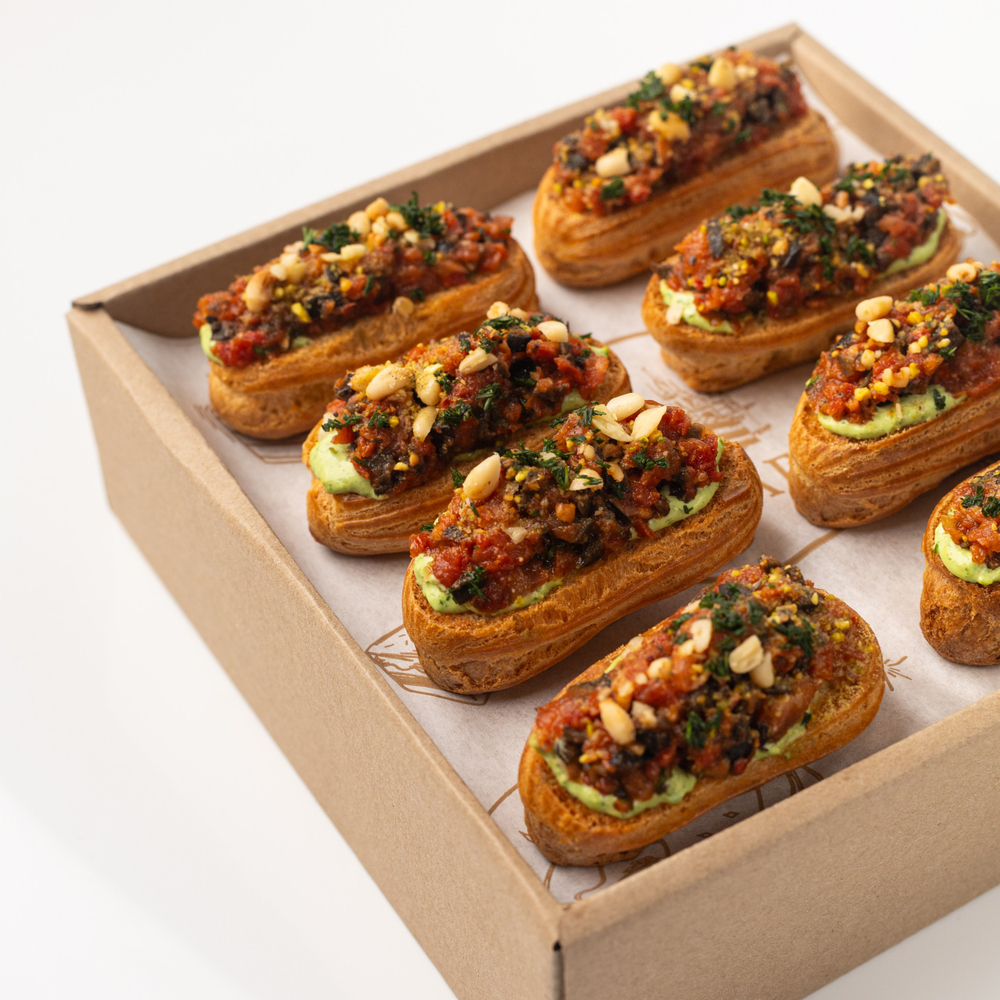 Сет мини-эклеров с сальсой верде и томатной сальсой