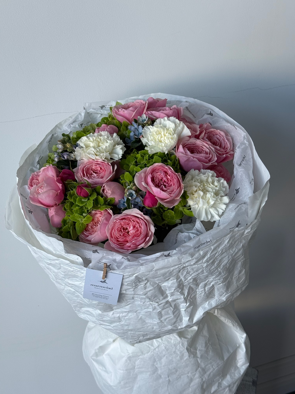 Букет из кустовых пионовидных роз, гортензии, диантусов и оксипеталума