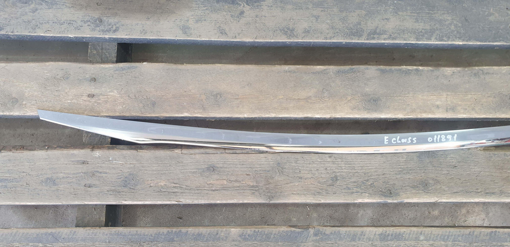 Молдинг крышки багажника Mercedes E (W213) 16-21 Б/У Оригинал A2137570000