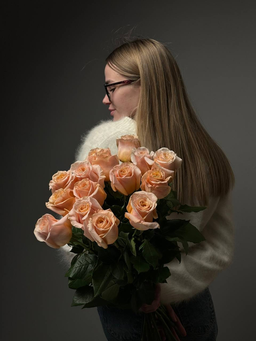 Букет из 15 персиковых роз под ленту