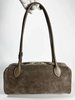 Женская сумка-багет из натуральной замши цвета тауп