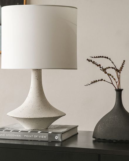 Белая настольная лампа “Шейди”