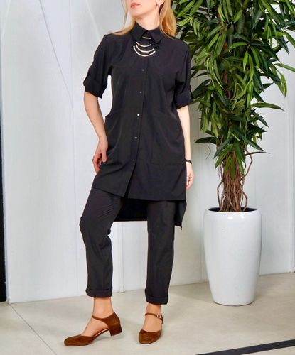 Платье-рубашка по колено с перепадом длины для парикмахера