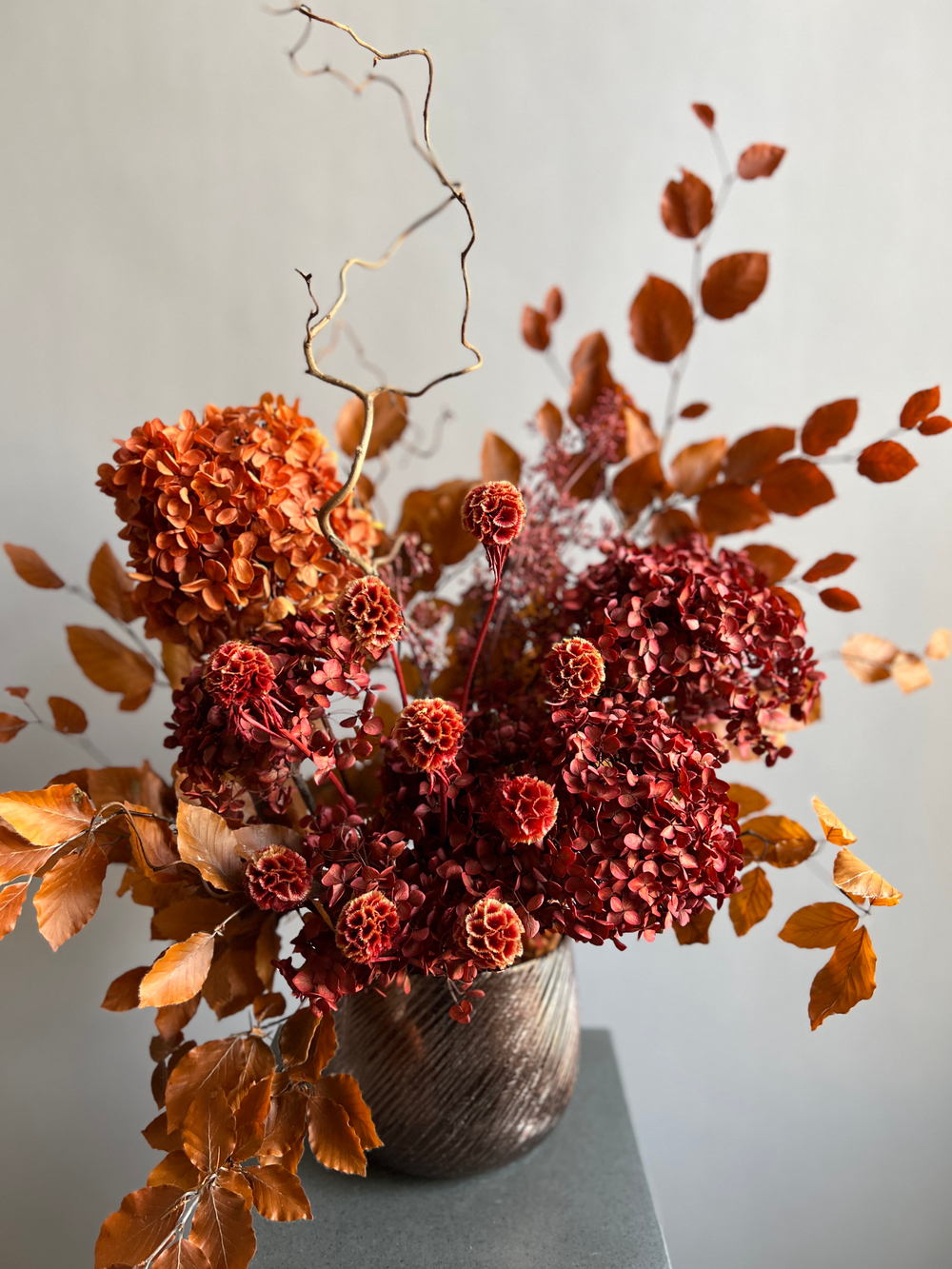 Композиция в кашпо Леукадендрон