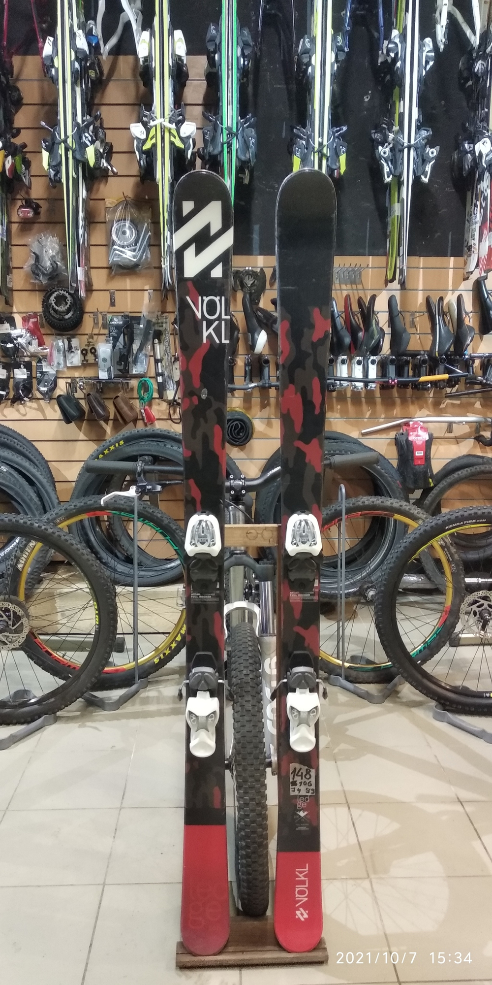 Так же большое количество горных лыж и велозапчастей.