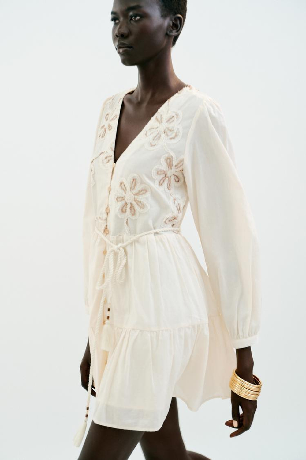 ZARA ПЛАТЬЕ ИЗ РЕЛЬЕФНОЙ ТКАНИ С ВЫШИВКОЙ, ЭКРЮ