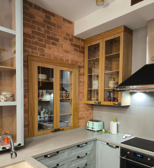 Навесные и встраиваемые шкафы из массива дуба