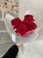 Букет из красных роз в матовом оформлении