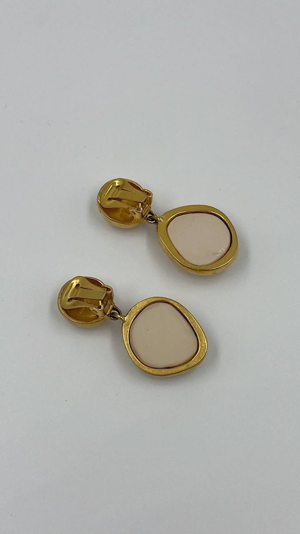 Клипсы Givenchy с кремовыми вставками