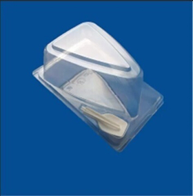 Пластиковый контейнер под кусочек торта с ложечкой 150х105х90.