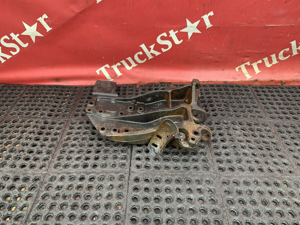 Кронштейн переднего бампера правый 2018г