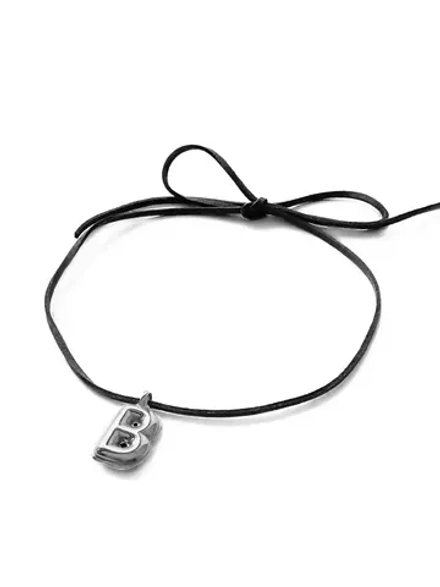 Колье на шнурке с объемной буквой "В"