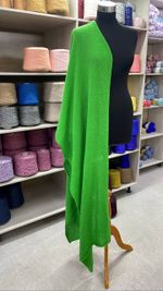 Нежный палантин из мериносовой пряжи "Неоновый лайм"