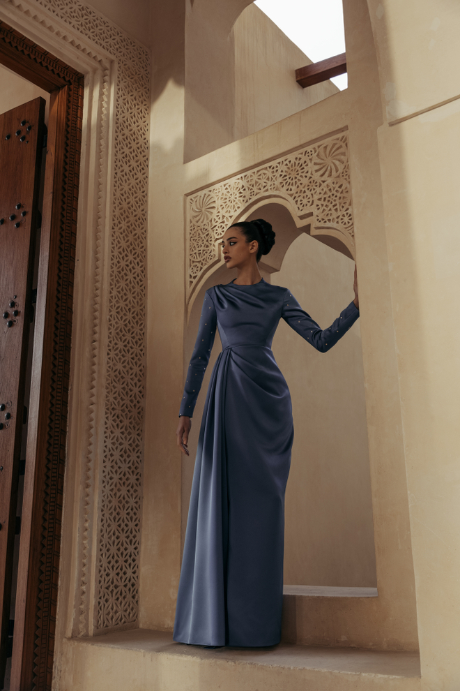 Платье макси драпированное из сатина с вышивкой на рукавах