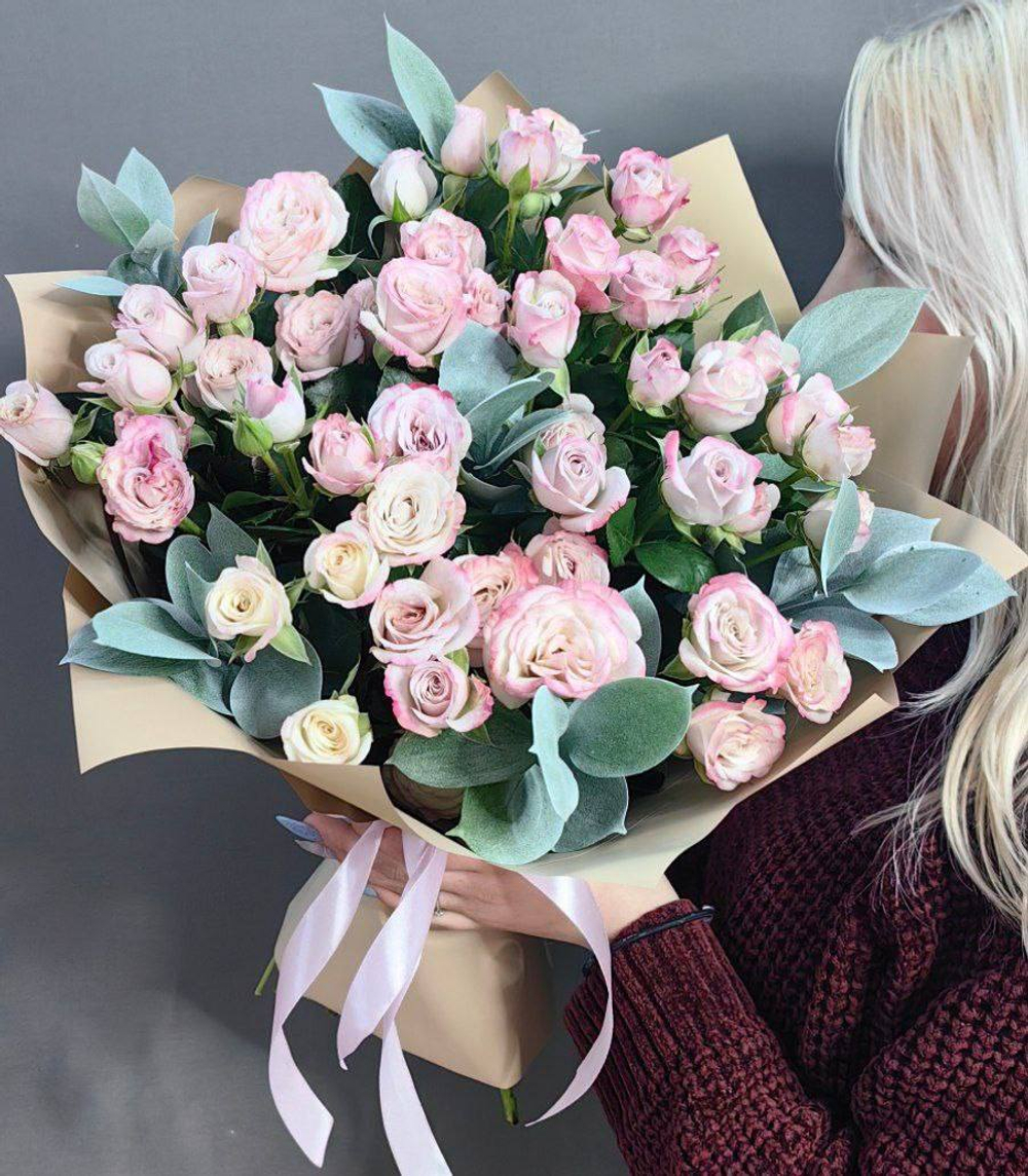 Букет из 7 кустовых пионовидных роз сорта "Angel Bombastic"