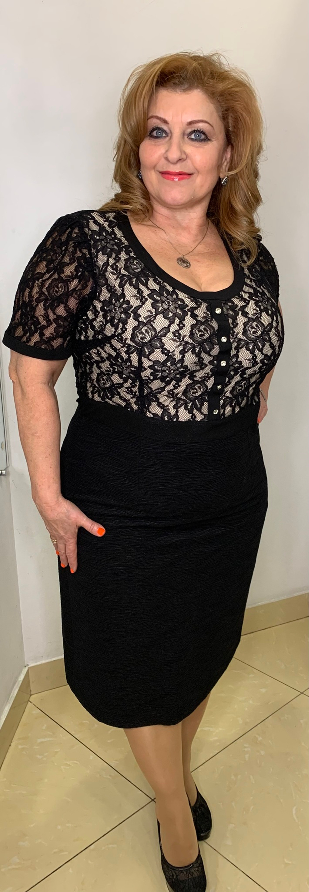 Комбинированное нарядное платье с бежевым гипюром